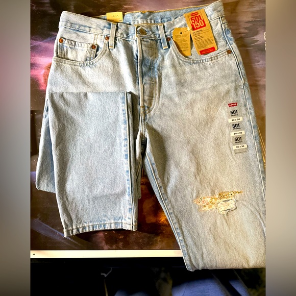 Levi's Denim - NWT | 30x30 Levi 501’s highwaist mom jeans | tapered ankle | slight distressed